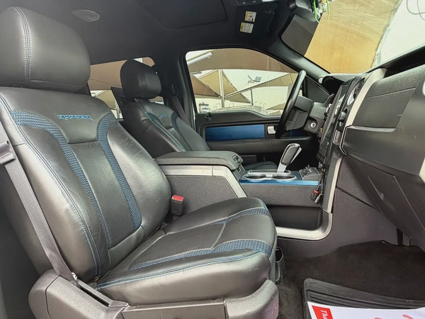Ford Raptor, 2013 white, 4 doors