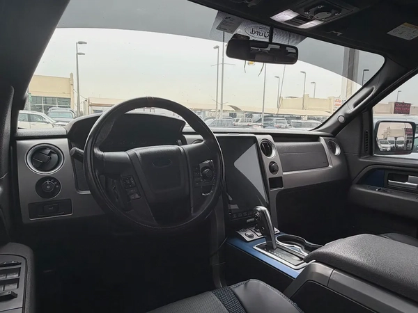 Ford Raptor, 2013 white, 4 doors