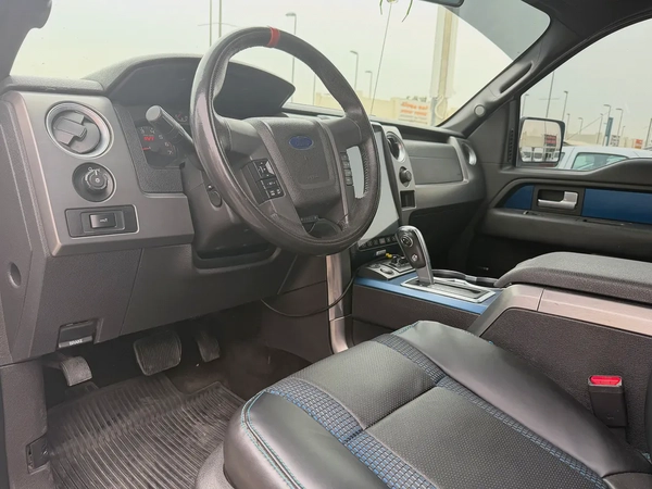 Ford Raptor, 2013 white, 4 doors