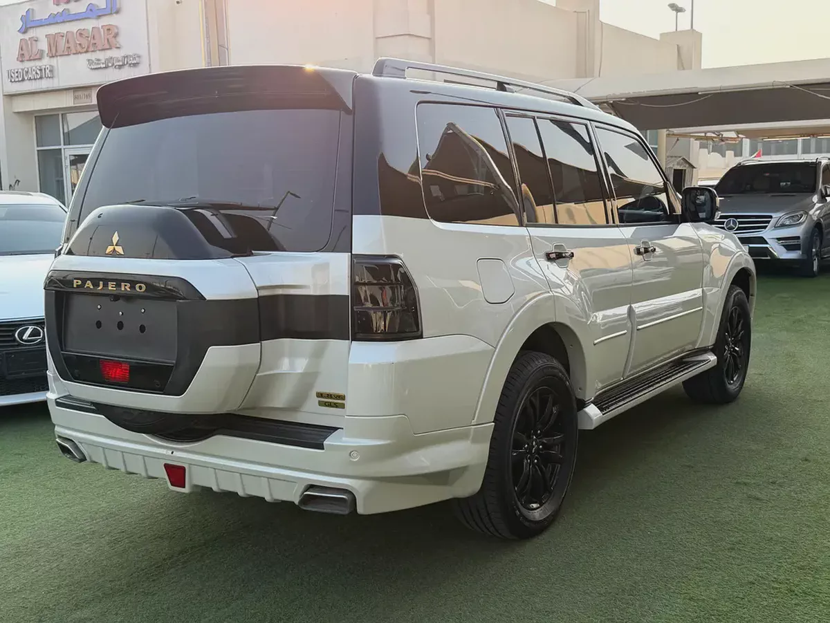 Mitsubishi Pajero -2020-Signature Edition- GCC-free accident-original paint-SERVICE ALFUTTAIM-4-4