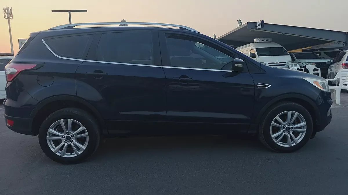 Ford Escape S 2.5L GCC | 2017 | Well Maintained Family SUV Ford Escape S 2.5L GCC Model: 2017 Mileag-4-4