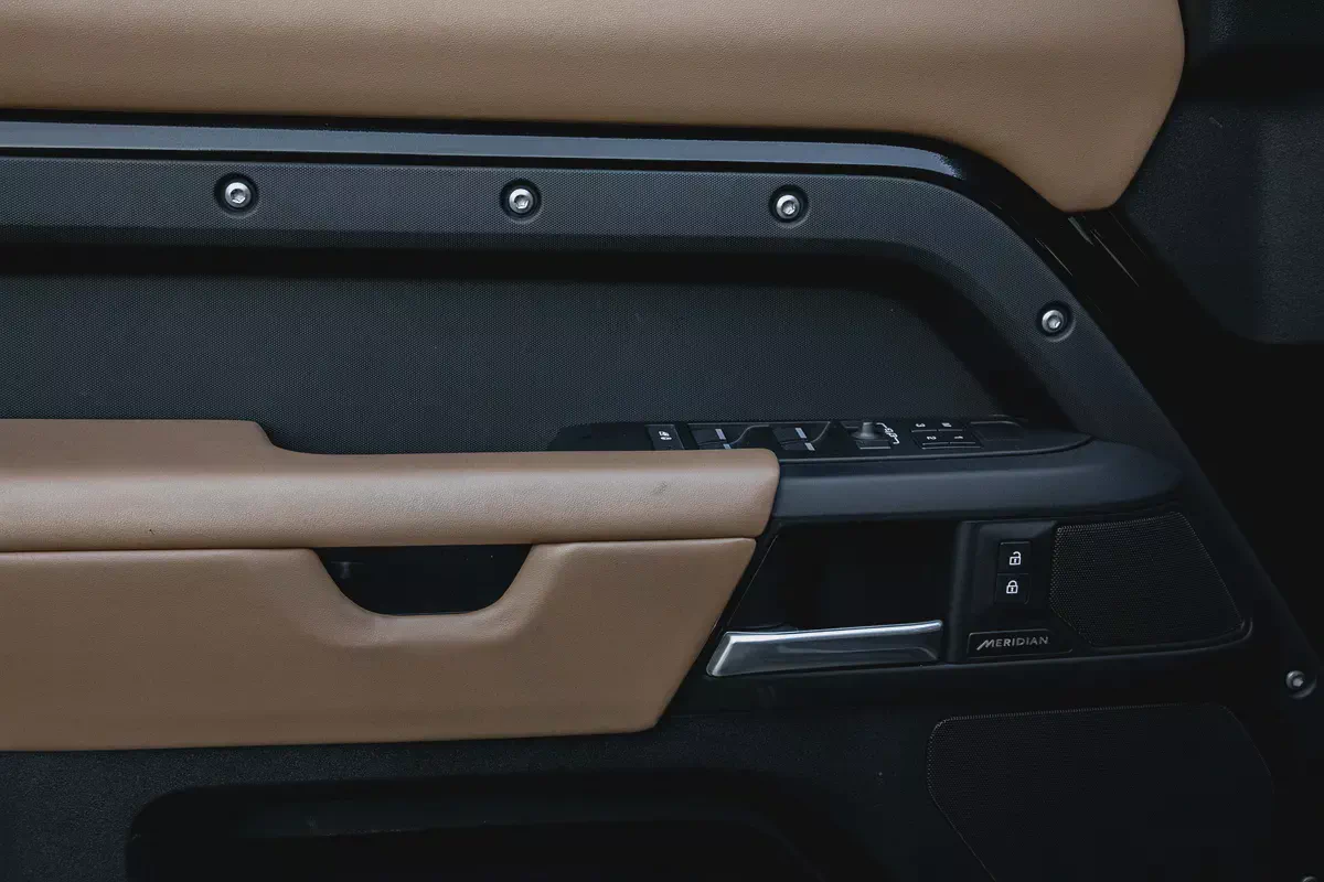 7,344 P.M |  Defender 110 P400 Stealth Edition | 0% Downpayment | Land Rover Warranty!-12-12