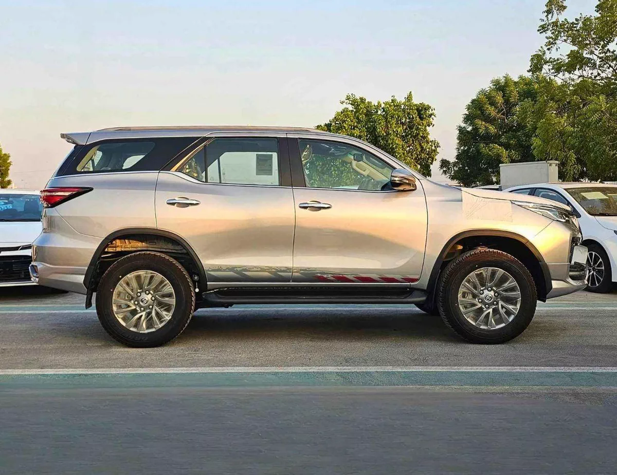 Toyota Fortuner VXR SR5 ADVENTURE / 4.0L V6 PETROL / CLIMATE WITH LEATHER SEATS /DIFFLOCK/ AUTO A/C (CODE # F6HA)-2-0