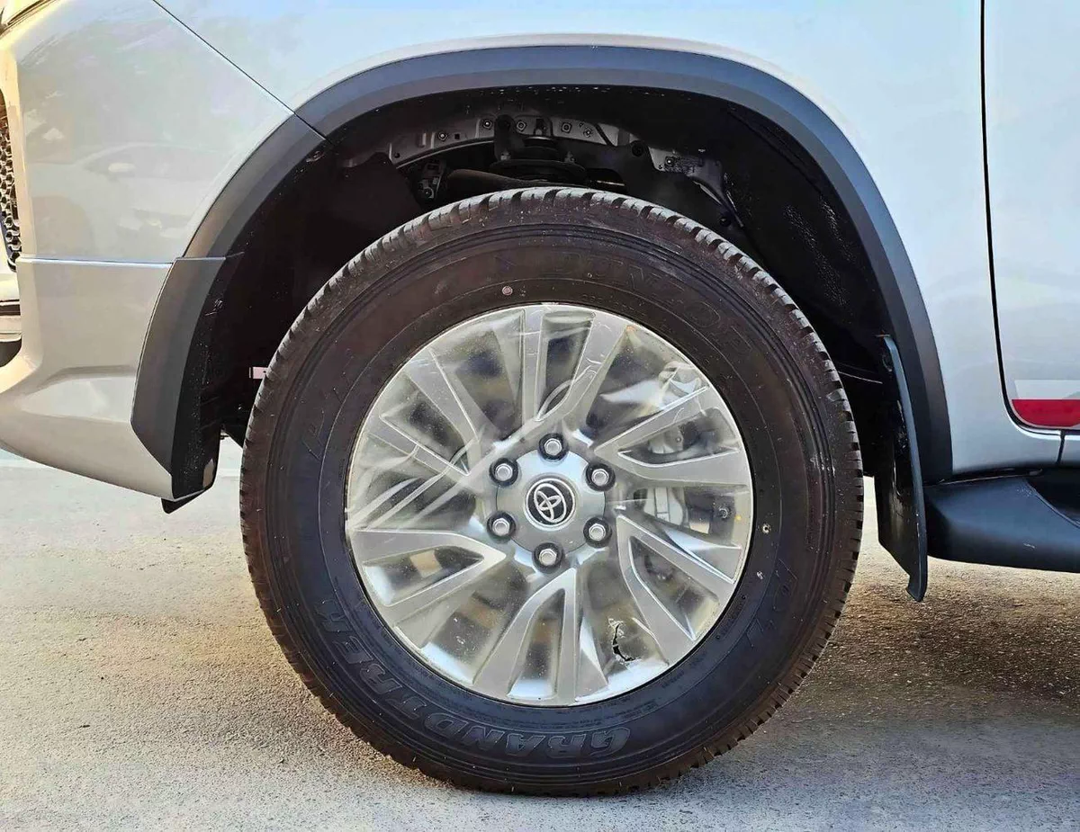 Toyota Fortuner VXR SR5 ADVENTURE / 4.0L V6 PETROL / CLIMATE WITH LEATHER SEATS /DIFFLOCK/ AUTO A/C (CODE # F6HA)-7-0