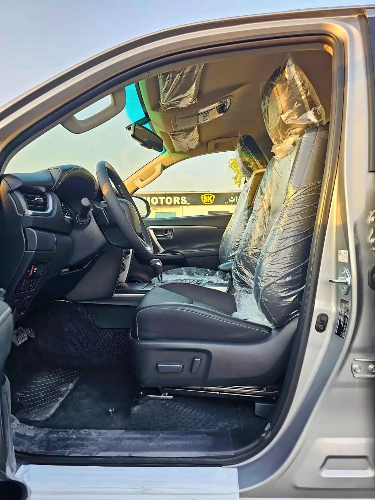 Toyota Fortuner VXR SR5 ADVENTURE / 4.0L V6 PETROL / CLIMATE WITH LEATHER SEATS /DIFFLOCK/ AUTO A/C (CODE # F6HA)-8-0