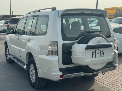 Mitsubshi pajero 2010 white color GCC Calen car-10