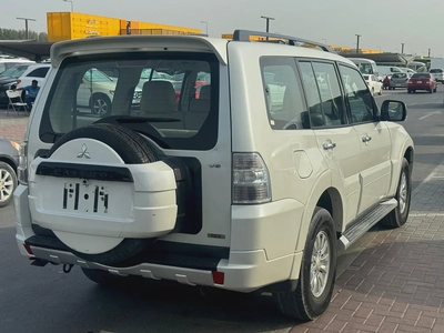 Mitsubshi pajero 2010 white color GCC Calen car-11