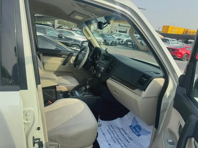 Mitsubshi pajero 2010 white color GCC Calen car-3