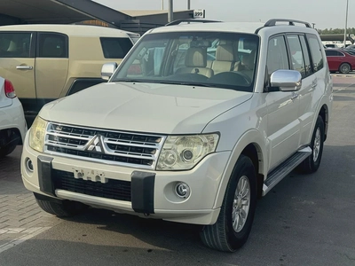 Mitsubshi pajero 2010 white color GCC Calen car-7