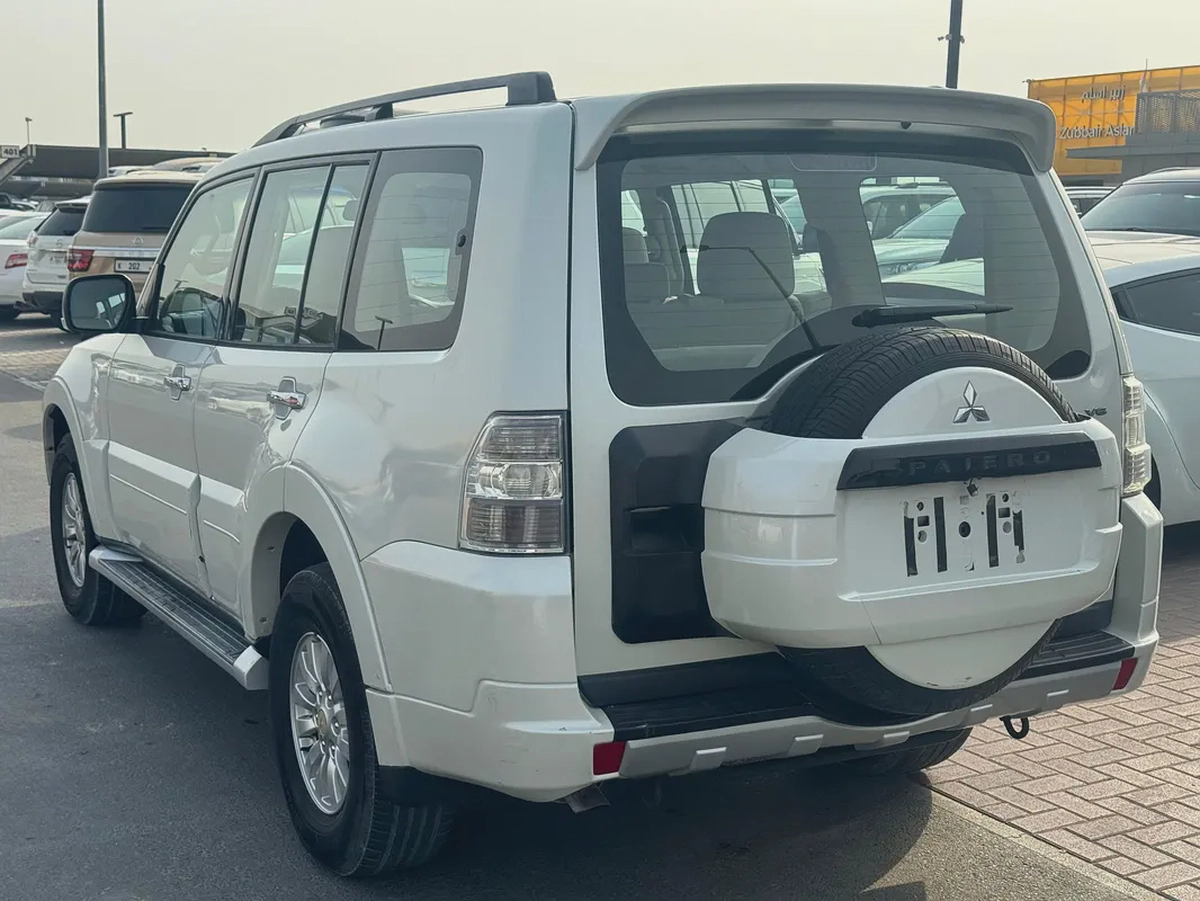 Mitsubshi pajero 2010 white color GCC Calen car