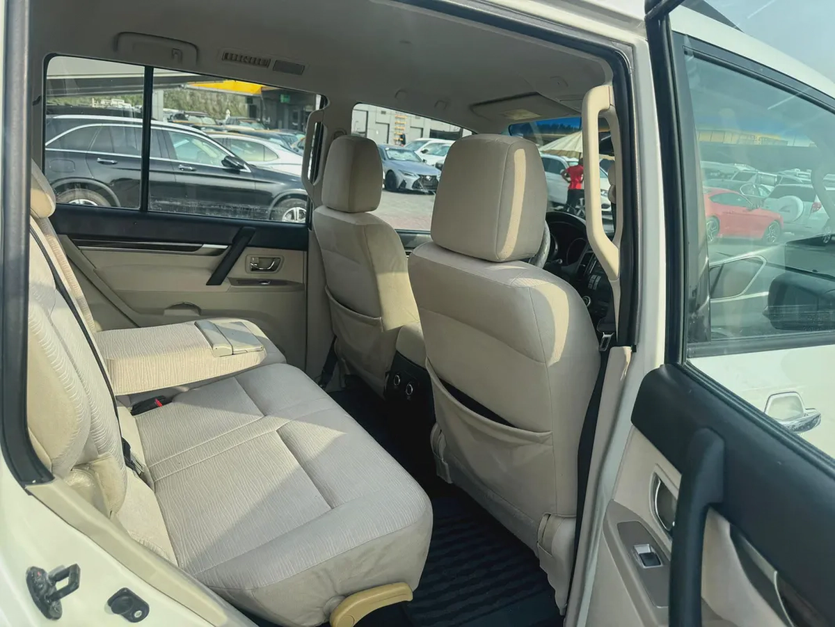 Mitsubshi pajero 2010 white color GCC Calen car