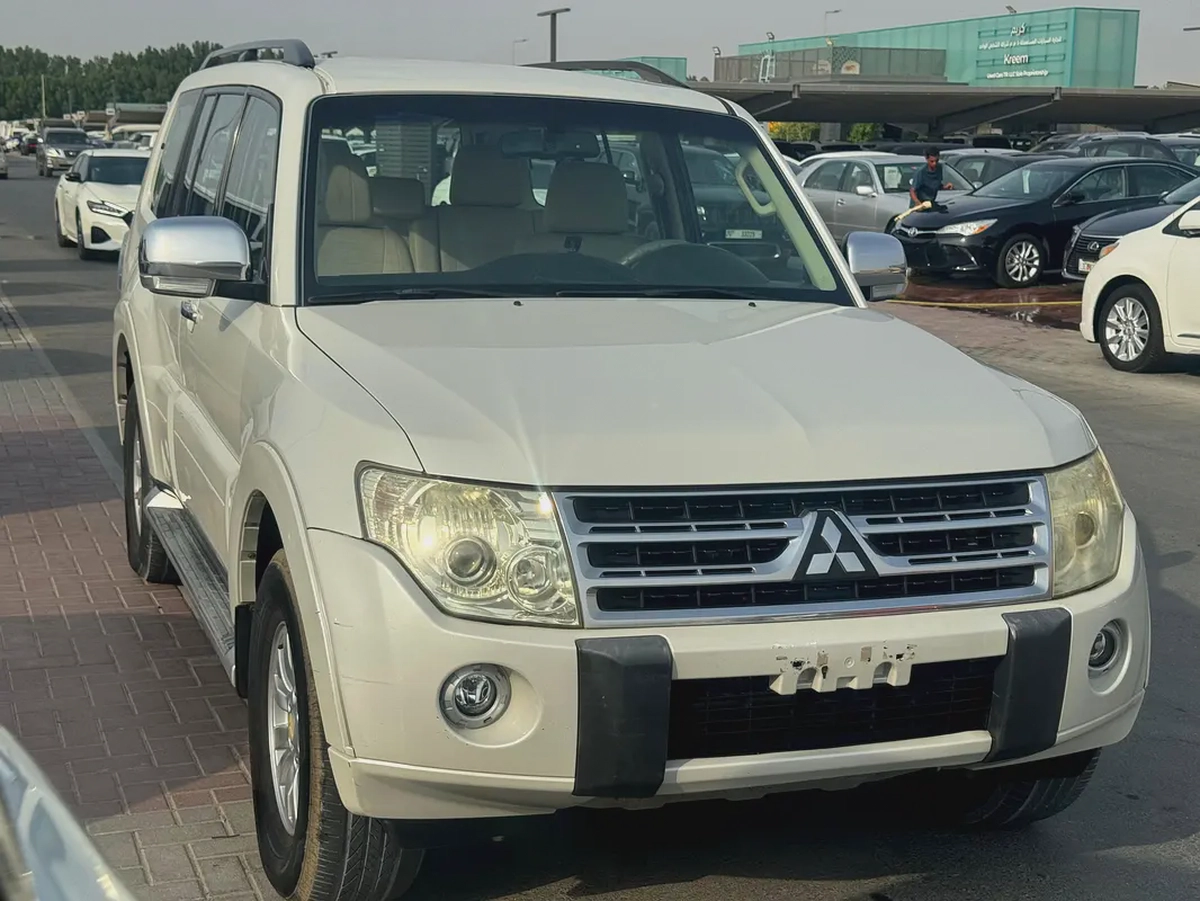 Mitsubshi pajero 2010 white color GCC Calen car