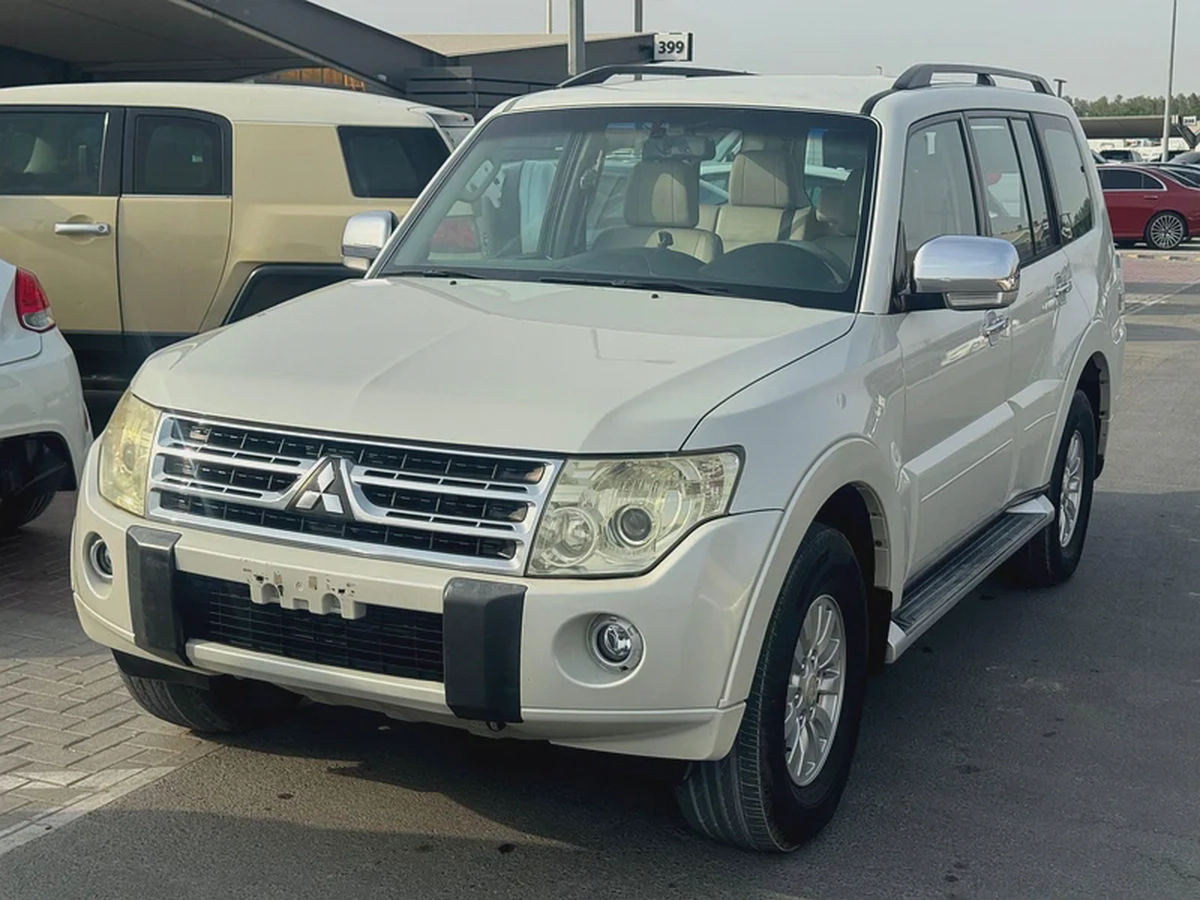 Mitsubshi pajero 2010 white color GCC Calen car
