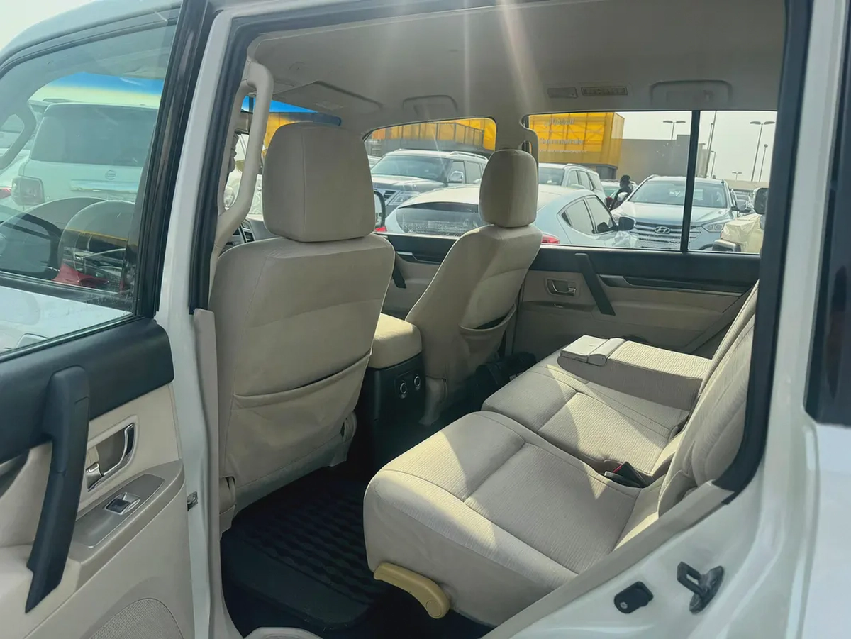 Mitsubshi pajero 2010 white color GCC Calen car
