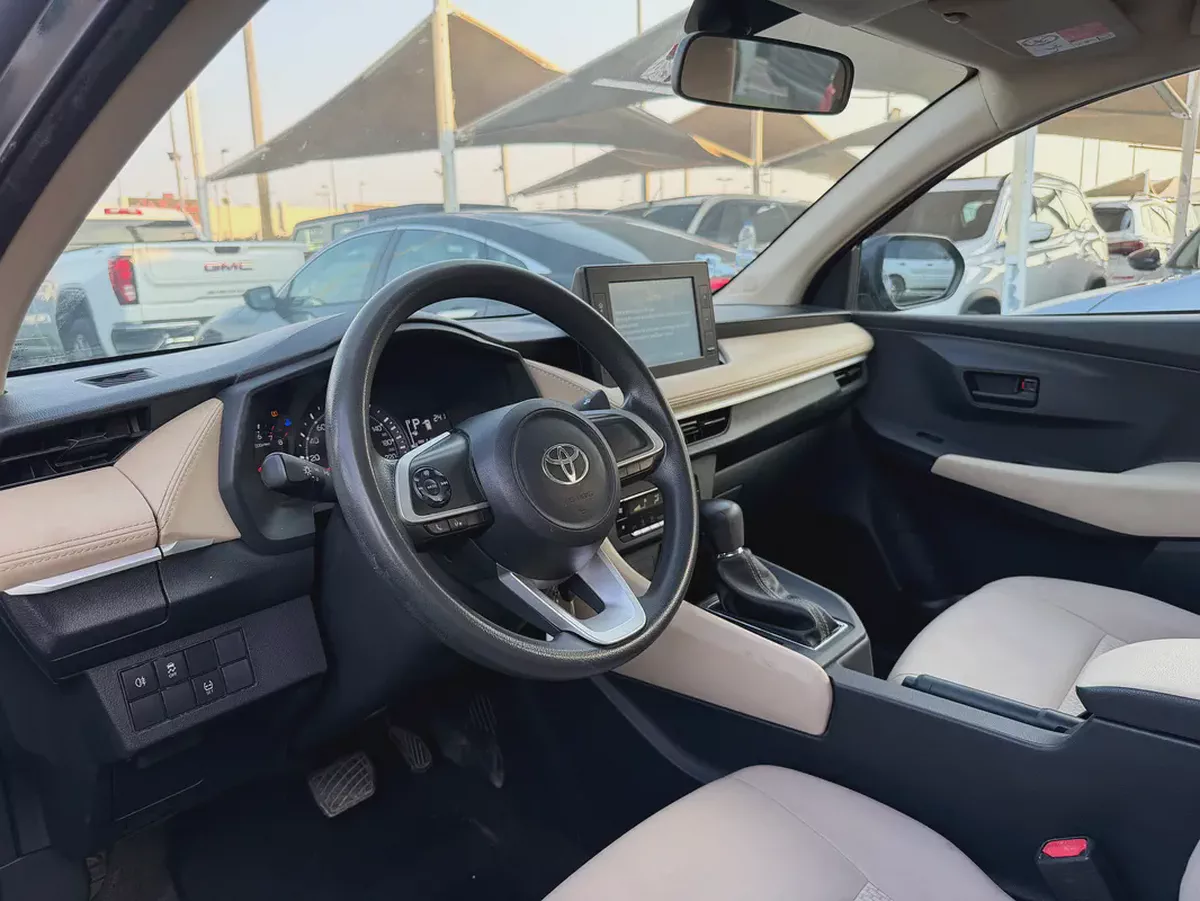 Toyota Yaris-2023 -SE --Gcc- Excellent Condition --9-9