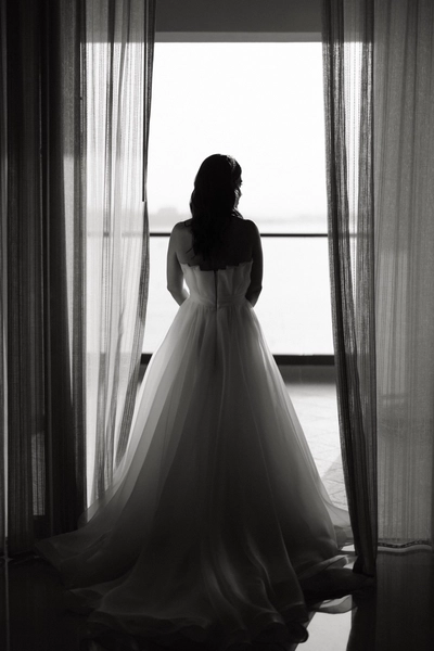 Elegant Wedding dress made from finest organza for sale-2