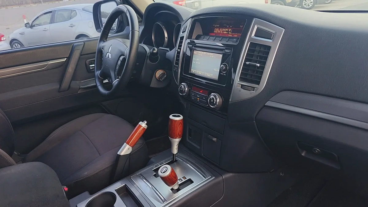 Mitsubishi Pajero Sport GLX 2016 GCC Specs-10-10