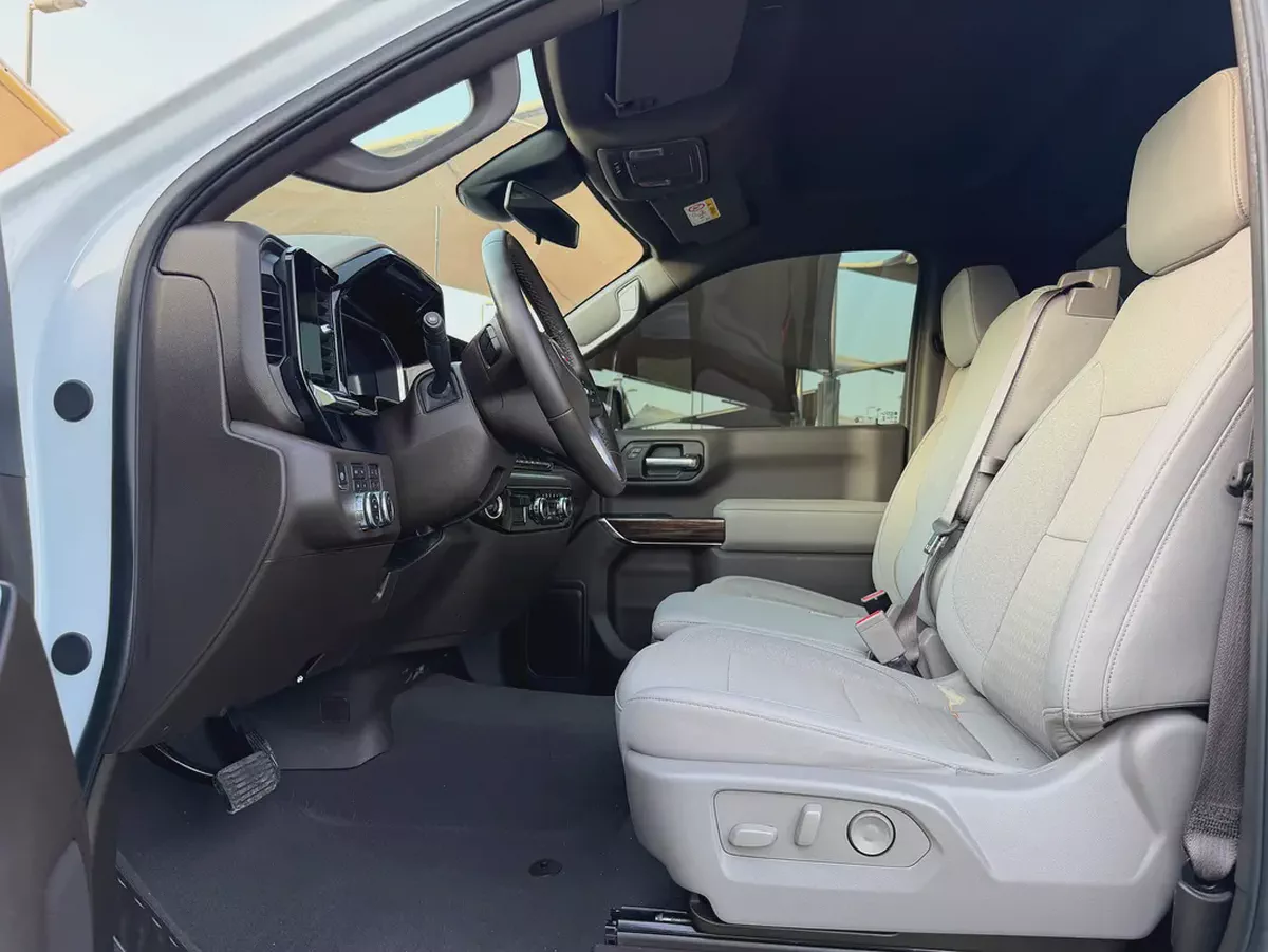 GMC Sierra -SLE -2025 -GCC-FREE ACCIDENT-ORIGINAL PAINT-SERVICE AGENCY-UNDER WARRANTY-10-10
