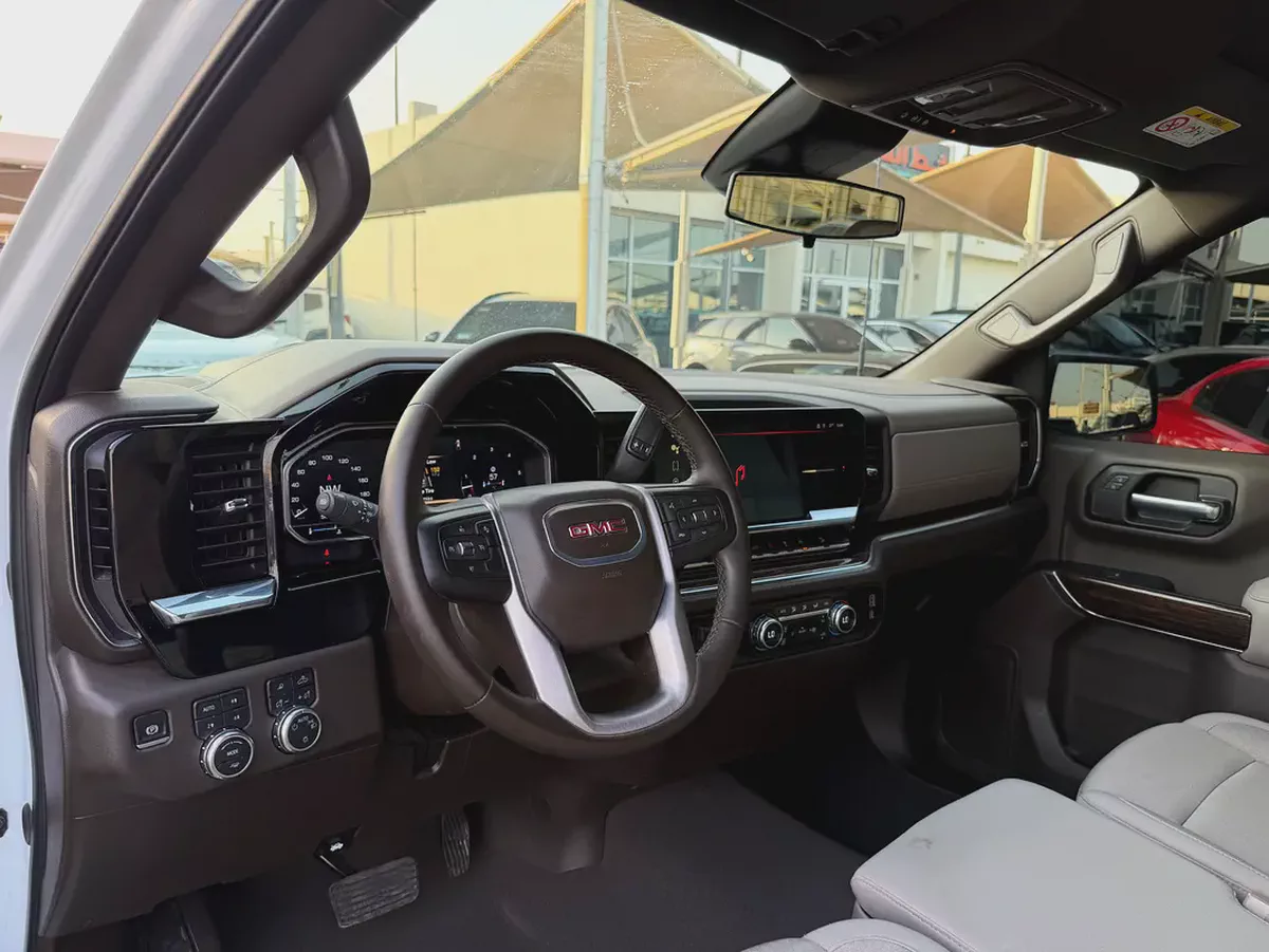 GMC Sierra -SLE -2025 -GCC-FREE ACCIDENT-ORIGINAL PAINT-SERVICE AGENCY-UNDER WARRANTY-11-11