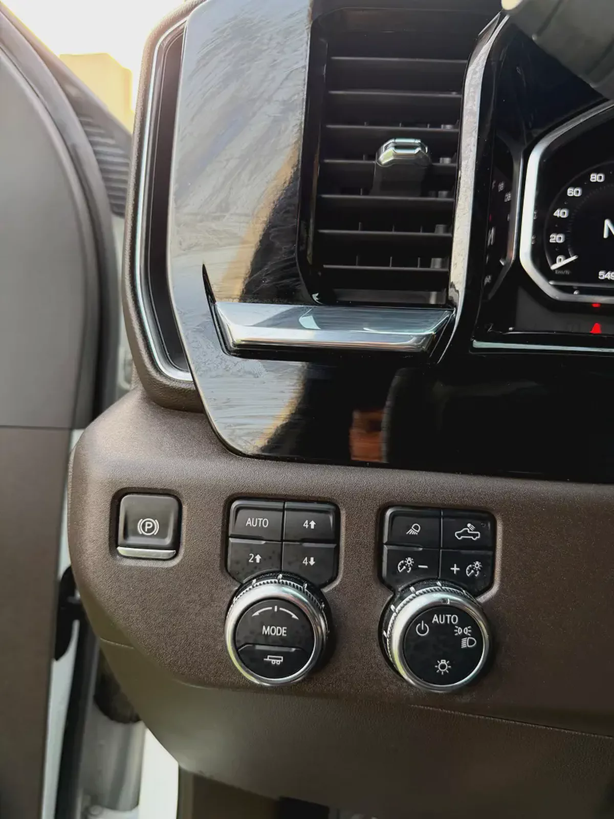 GMC Sierra -SLE -2025 -GCC-FREE ACCIDENT-ORIGINAL PAINT-SERVICE AGENCY-UNDER WARRANTY-13-13