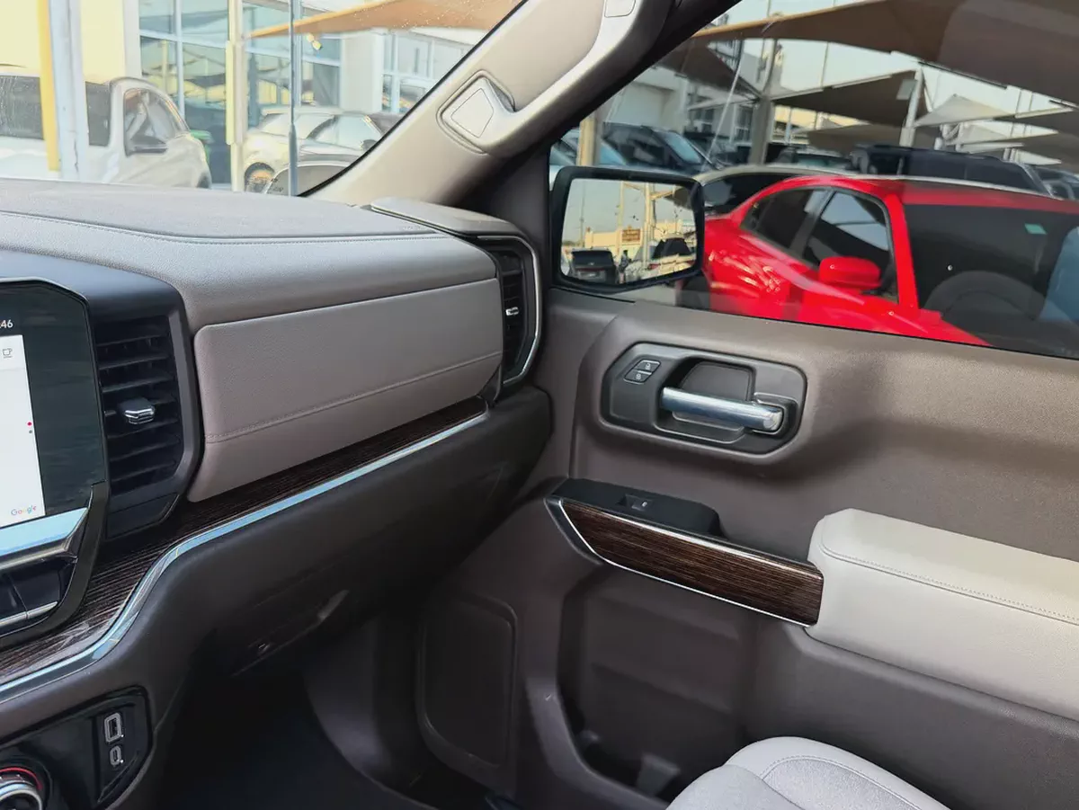 GMC Sierra -SLE -2025 -GCC-FREE ACCIDENT-ORIGINAL PAINT-SERVICE AGENCY-UNDER WARRANTY-17-17