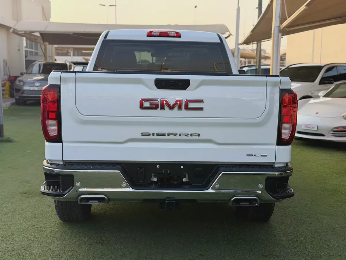 GMC Sierra -SLE -2025 -GCC-FREE ACCIDENT-ORIGINAL PAINT-SERVICE AGENCY-UNDER WARRANTY-4-4