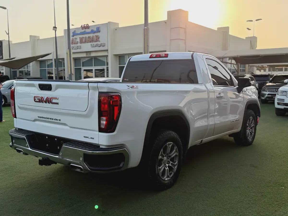 GMC Sierra -SLE -2025 -GCC-FREE ACCIDENT-ORIGINAL PAINT-SERVICE AGENCY-UNDER WARRANTY-5-5