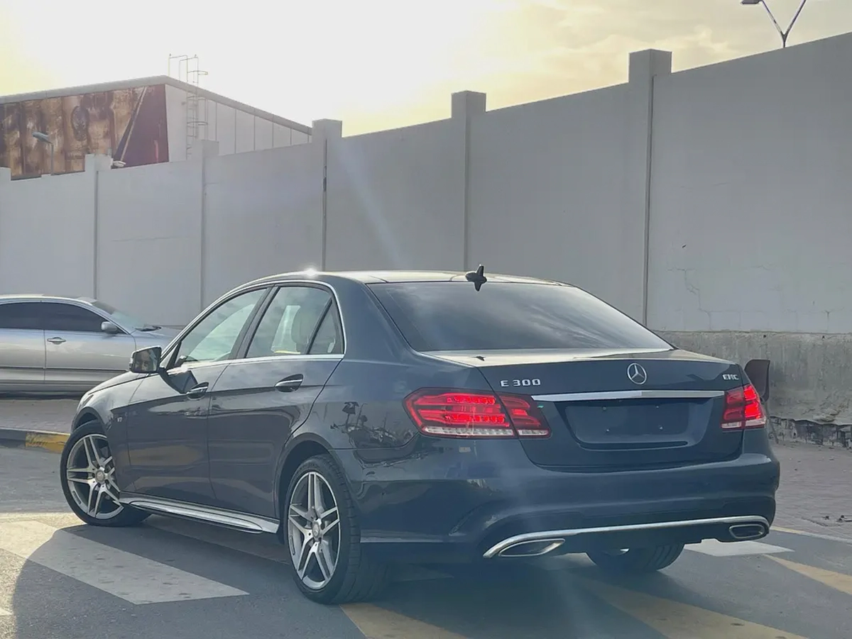 Mercedes E300 GCC full option accident free excellent condition-5-5