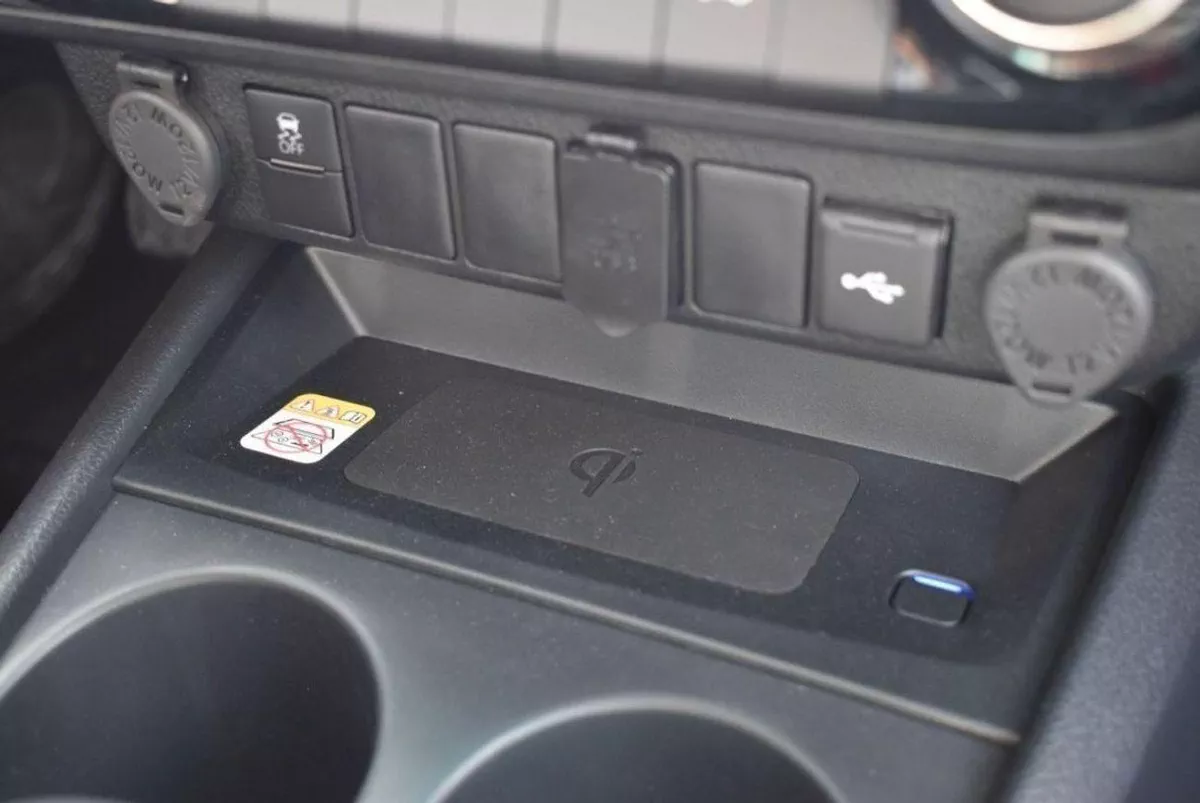 Toyota Hilux SGLX TOYOTA HILUX SR5  4X4 2.7L AT, AUTO AC, DISPLAY & RR-11-0