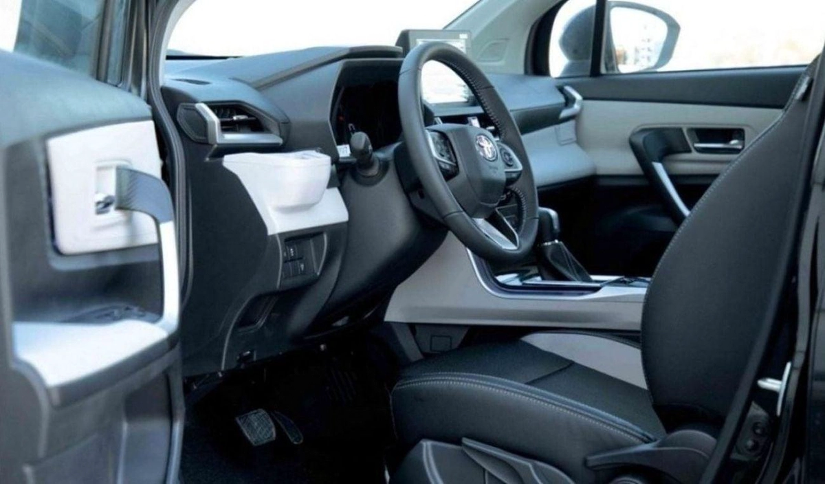 Toyota Veloz GX Toyota Veloz 2025 Toyota Veloz V 1.5 - Silver inside Black-8-0