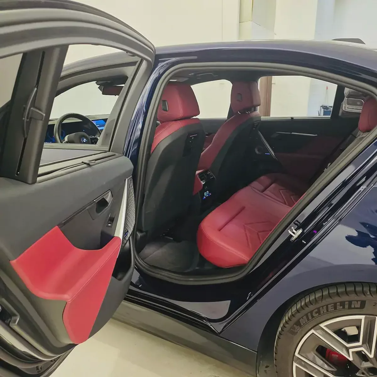 AED 3117 PM | BMW i5 EDRIVE40 MSPORT 2024 | UNDER AGENCY WARRANTY  SERVICE CONTRACT AUG 2030 |-18-18