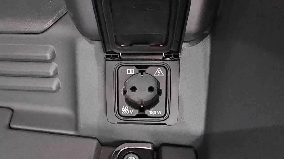 Land Rover Defender 2026 Land Rover Defender P400 HSE – White | Like New | GCC Specs-3-0
