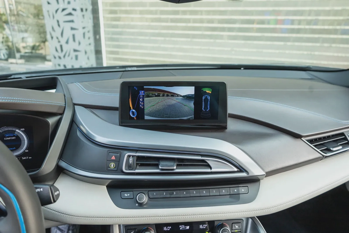 BMW i8 2016-11-11