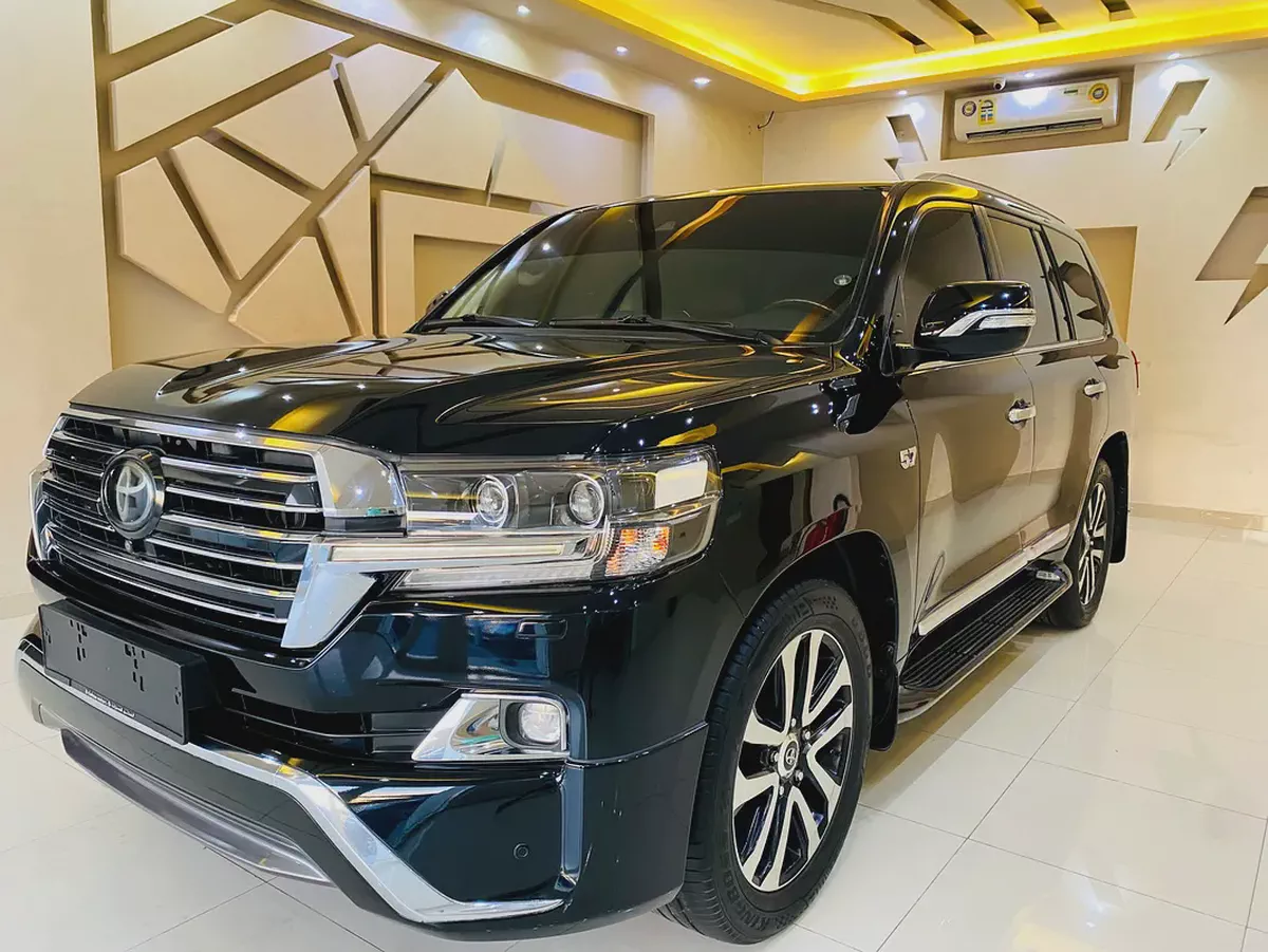 Toyota Land Cruiser VXR 2018 | GCC Specs | V8 5.7L | Full Service History-4-4