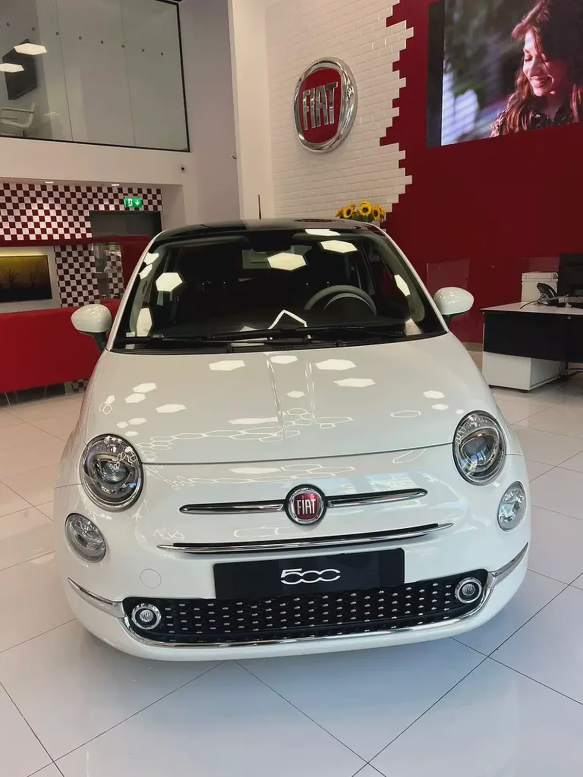 Fiat 500 Dolce Vita Hatchback 1.4L																				2024 Gelato White Fiat 500-4-4