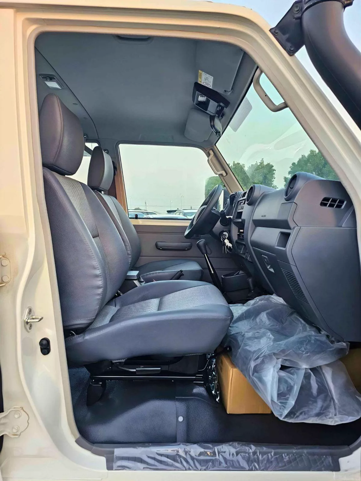 Toyota Land Cruiser Pick Up LC79 / DOUBLE CABIN / LEATHER SEATS / 4.2L V6 DIESEL M/T /4WD (CODE# LCPDD6A)-6-0