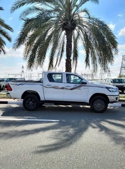 Toyota Hilux Toyota Hilux 2.7L Petrol Automatic Mid Option 2025-4