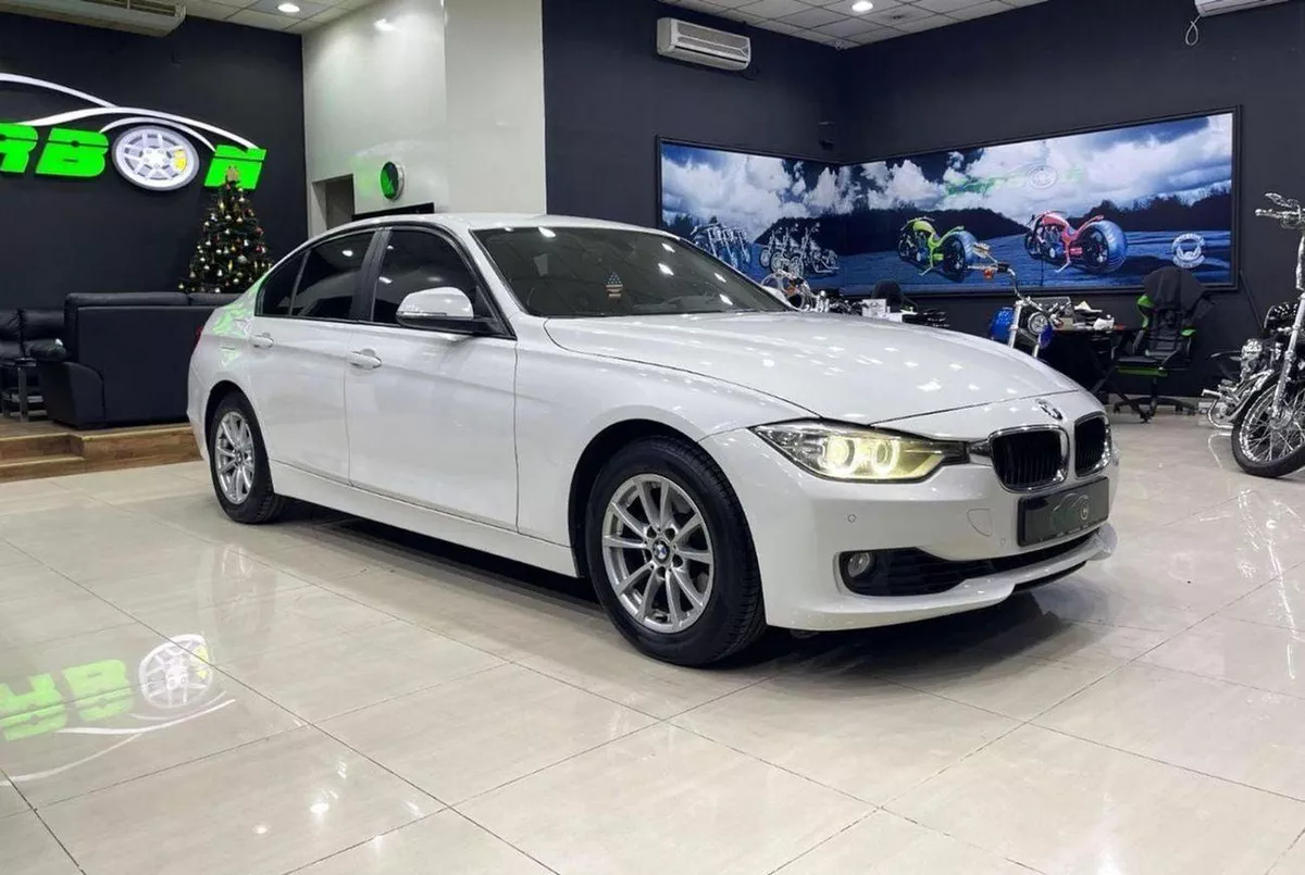 BMW 320i FULL OPTIONS Exclusive 2.0L BMW 3 Series 320 2014-6-0