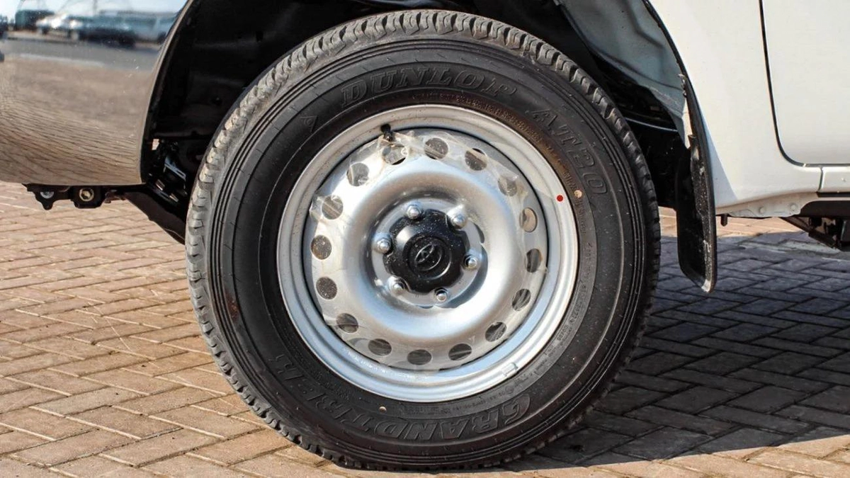 Toyota Hilux TOYOTA HILUX BASIC OPTION 2024 V4 DIESEL 2.4L-15-15