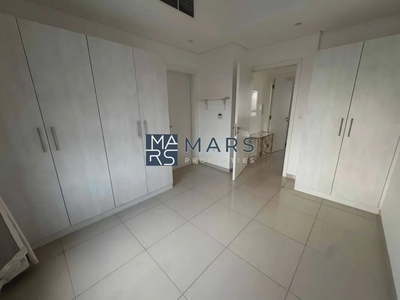 Middle Unit Ready to Move In Excellent Community-2