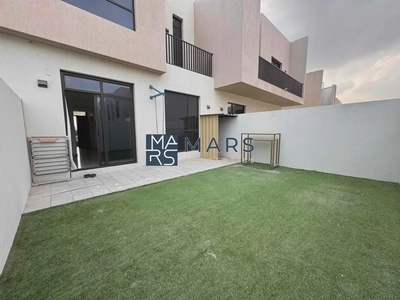 Middle Unit Ready to Move In Excellent Community-0