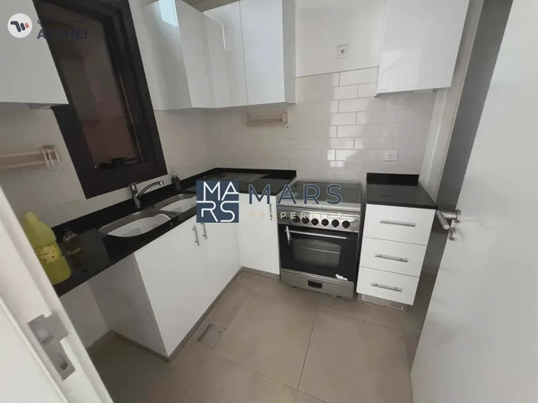 Middle Unit Ready to Move In Excellent Community