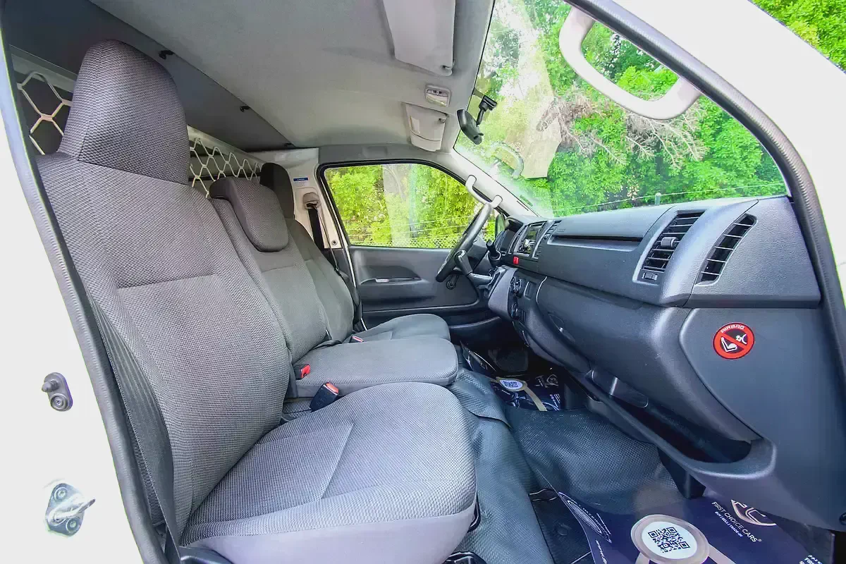 Toyota Hiace Standard Roof | Delivery Van | GCC Specs | Ref#T24064-8-8