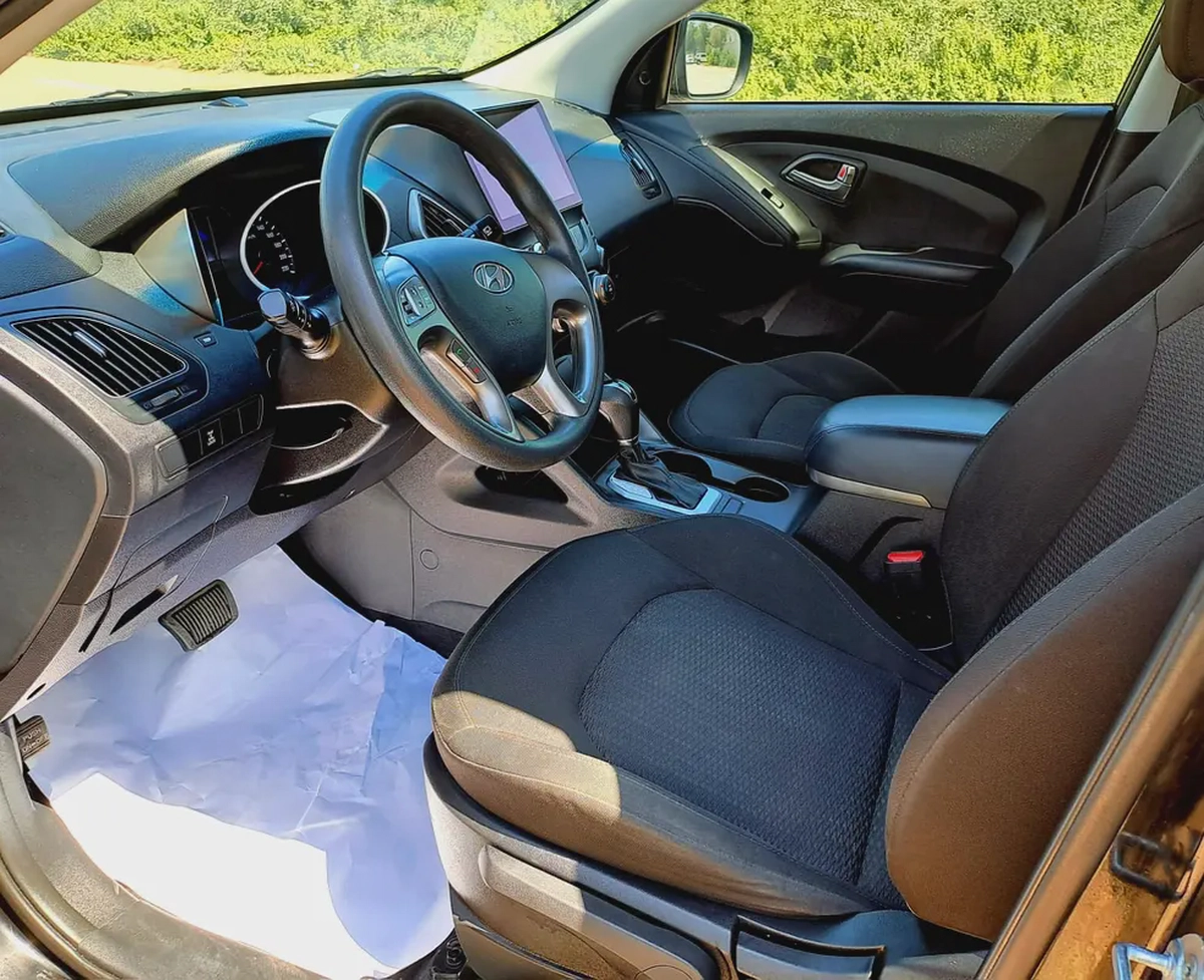 1,725-MONTHLY FOR 1 YEAR ONLY | HYUNDAI TUCSON 2015 2.0L GCC | CRUISE CONTROL I GPS I ACCIDENT FREE-9-9