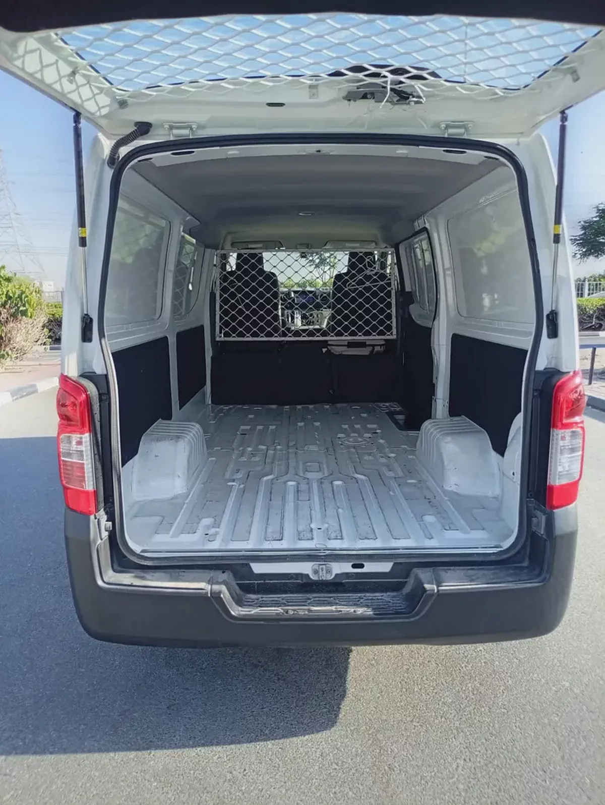 Automatic Gear Nissan Urvan Van 2022 GCC Specs-7-7