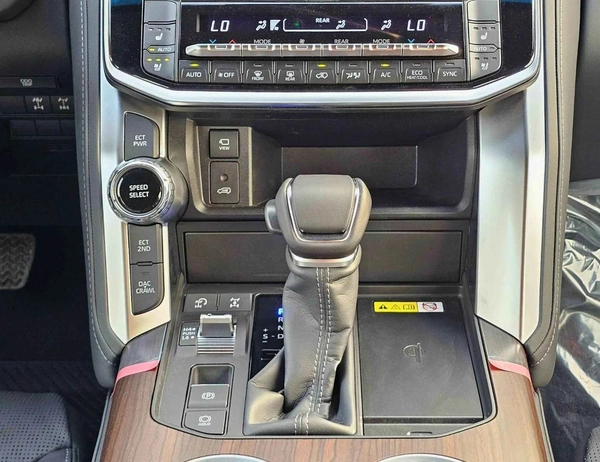 Toyota Land Cruiser VX LC300 | 4.0L V6 PETROL | RADAR | POWER SEATS | BIG DVD | JBL SPEAKERS