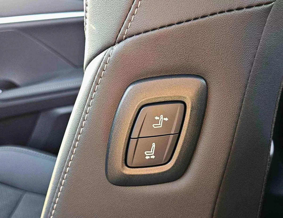 Toyota Camry XLE S SPORT / 2.0L V4 PETROL / PWR SEATS WITH HEADUP DISPLAY / PANORAMIC ROOF (CODE # CMPCS)-15-0