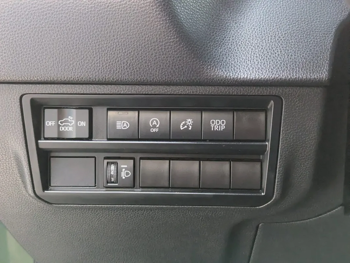 TOYOTA TUNDRA 2023 CREWMAX SR5 IN EXCELLENT CONDITION-8-8