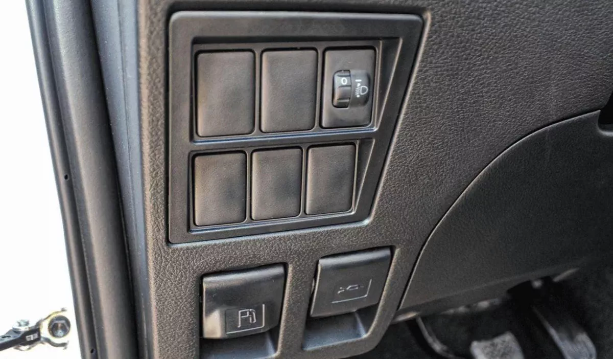 Toyota Hilux GL HILUX 2.4L MT-14-0