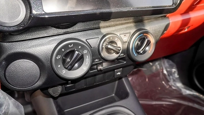 TOYOTA HILUX 4x2 - 2.7L PETROL MODEL 2025 - تويوتا هايلوكس 5 شنكل موديل 2025-1